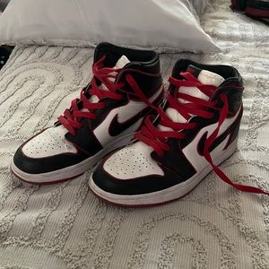 Jordan 1 Bloodlines. Worn a few times but not ruined. Red black and white.